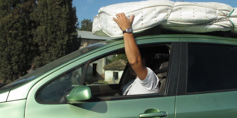 Cómo transportar un colchón en el techo de un coche